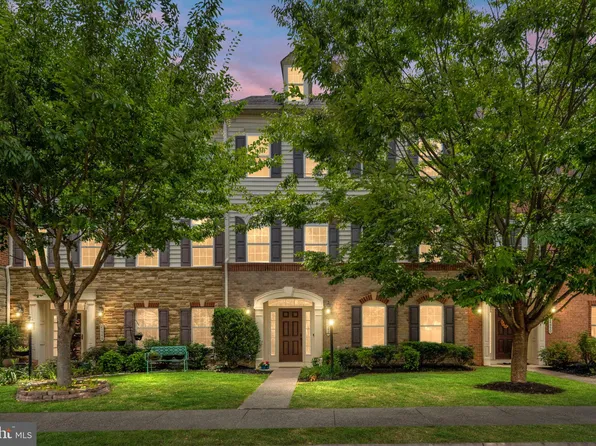 24948 Earlsford Dr, Chantilly, VA 20152