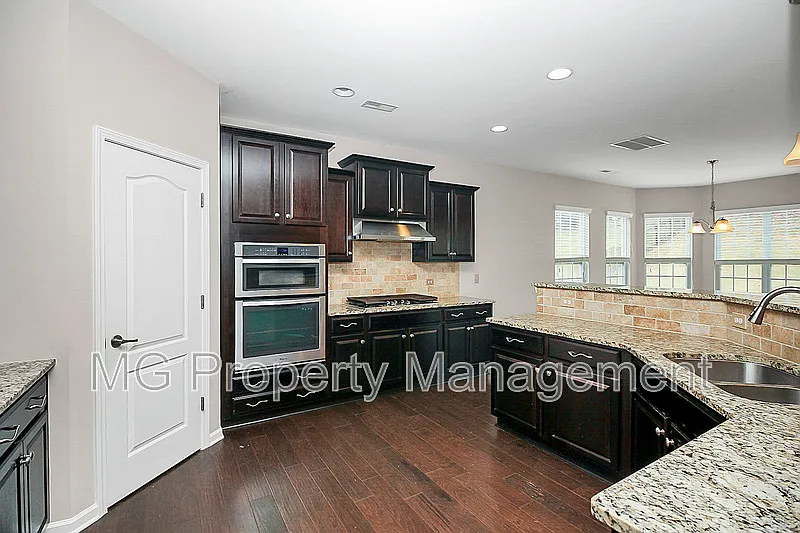 4 bed, 2.5 bath, 3218 sqft, $2,795 — Photo 4