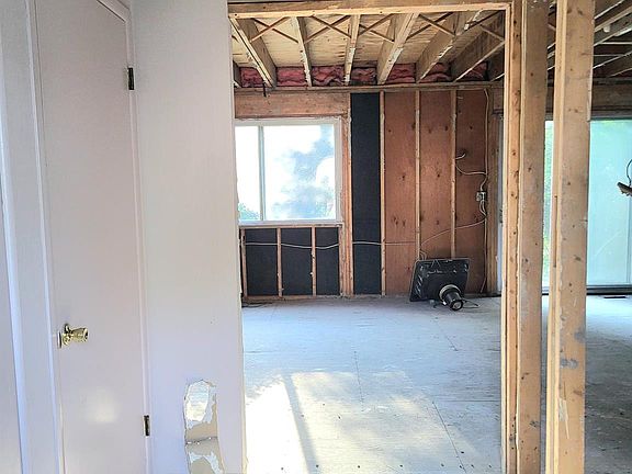 4th image of 885 Kirts Blvd