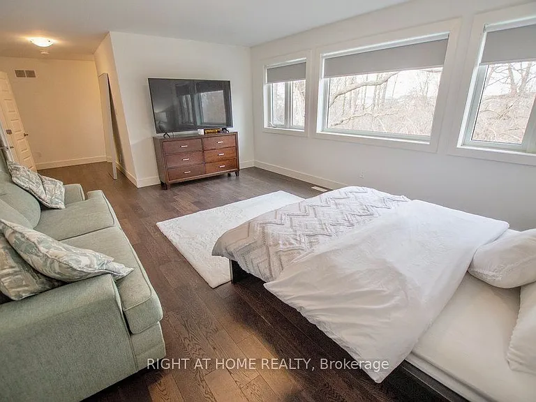 1345 Dyer Cres — Photo 13