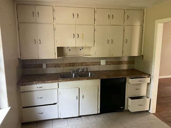 4th image of 401 Farrer St