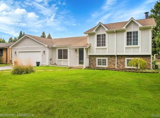 5241 Weston Ct, Commerce Township, MI 48382