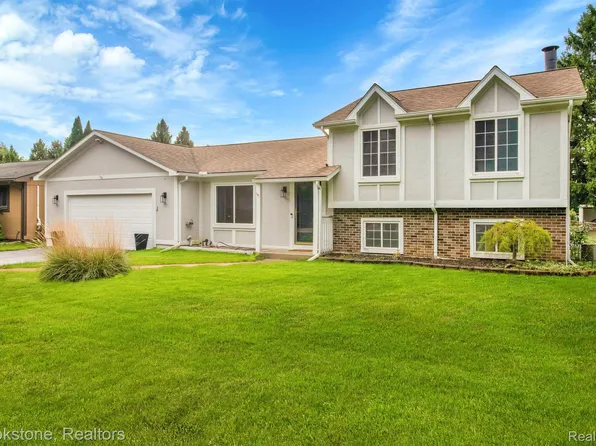 5241 Weston Ct, Commerce Township, MI 48382