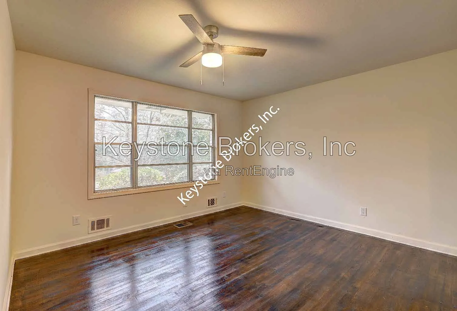 3 bed, 1.0 bath, 1128 sqft, $1,425 — Photo 2