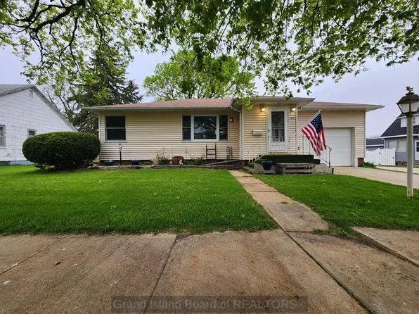 310 N Pine St, Blue Hill, NE 68930