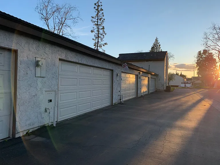 860 Hartford Ln — Photo 11