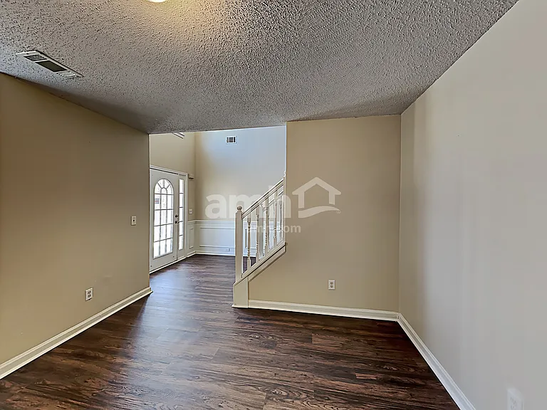 512 Hamlet Dr — Photo 6