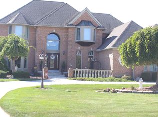 18198 Country Club Cir, Riverview, MI 48193