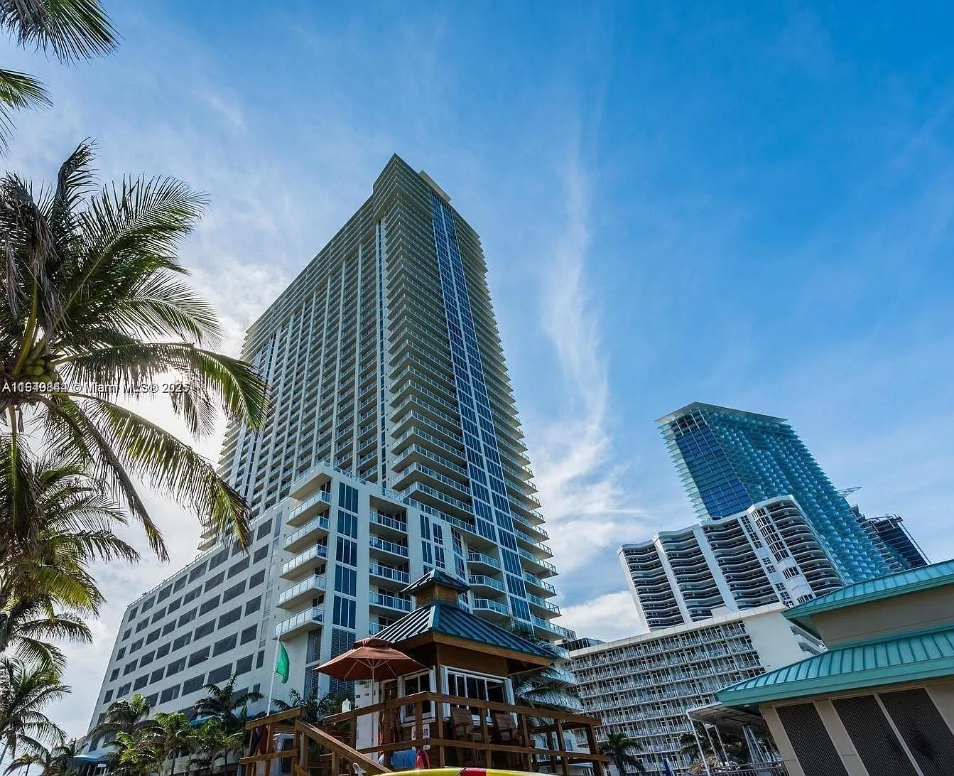 La Perla Condo — Photo 1