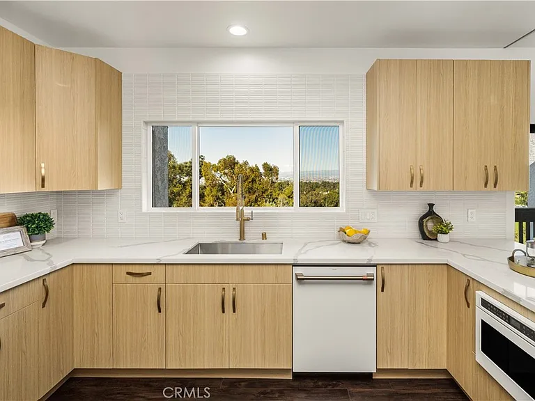 5 Yellow Brick Rd — Photo 31