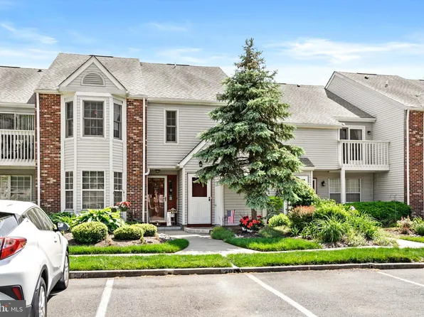 18 Pinewood Dr, Hamilton, NJ 08690