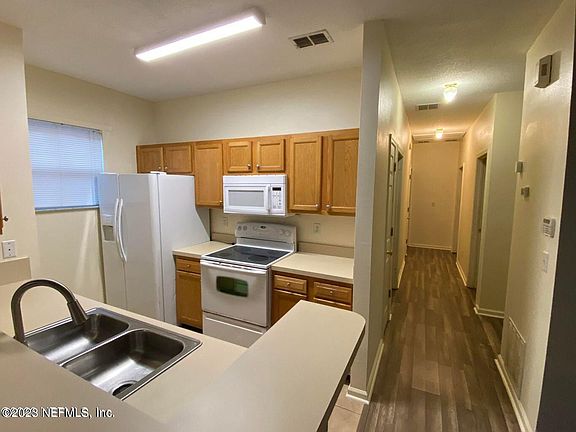5th image of 1130 E 11th St