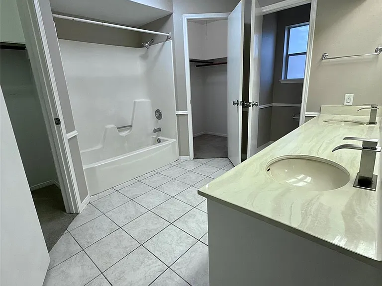 17719 Windy Point Dr — Photo 16