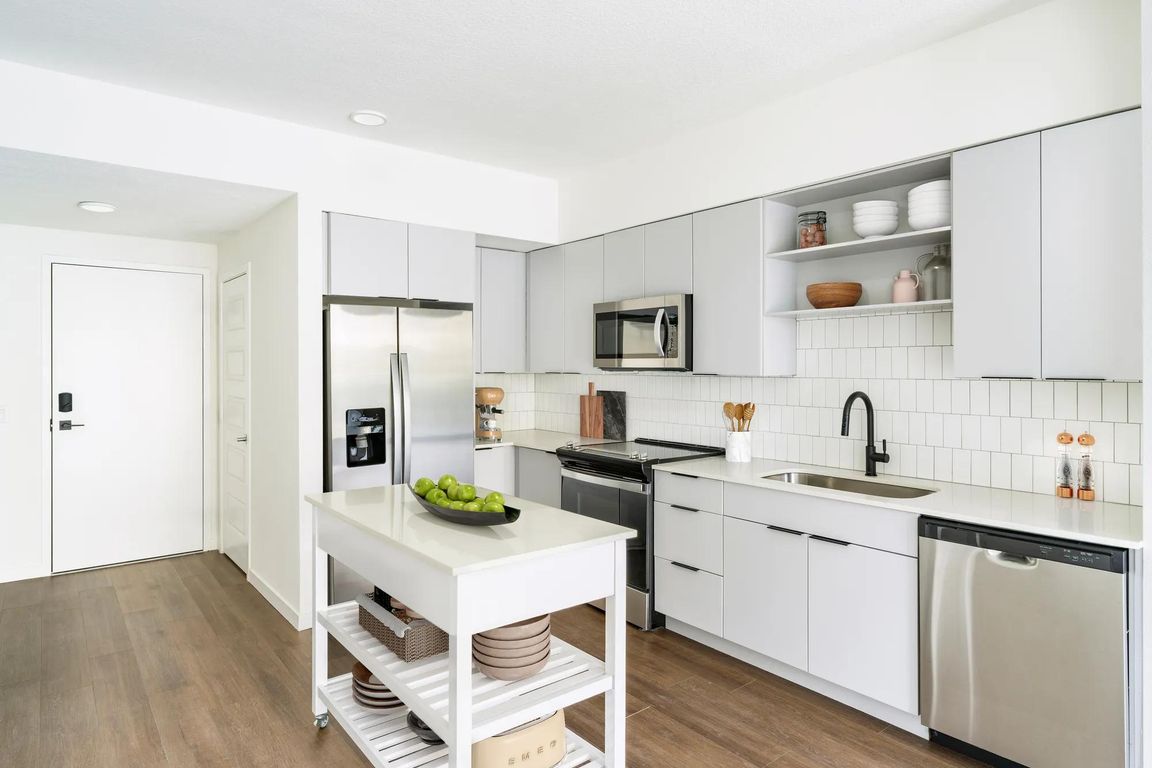 A light-cabinet kitchen with a movable island offers flexible, effortless living throughout your Modera Encore Tampa home.