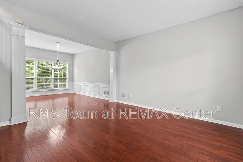 5 bed, 3.5 bath, 3704 sqft, $3,600 — Photo 4