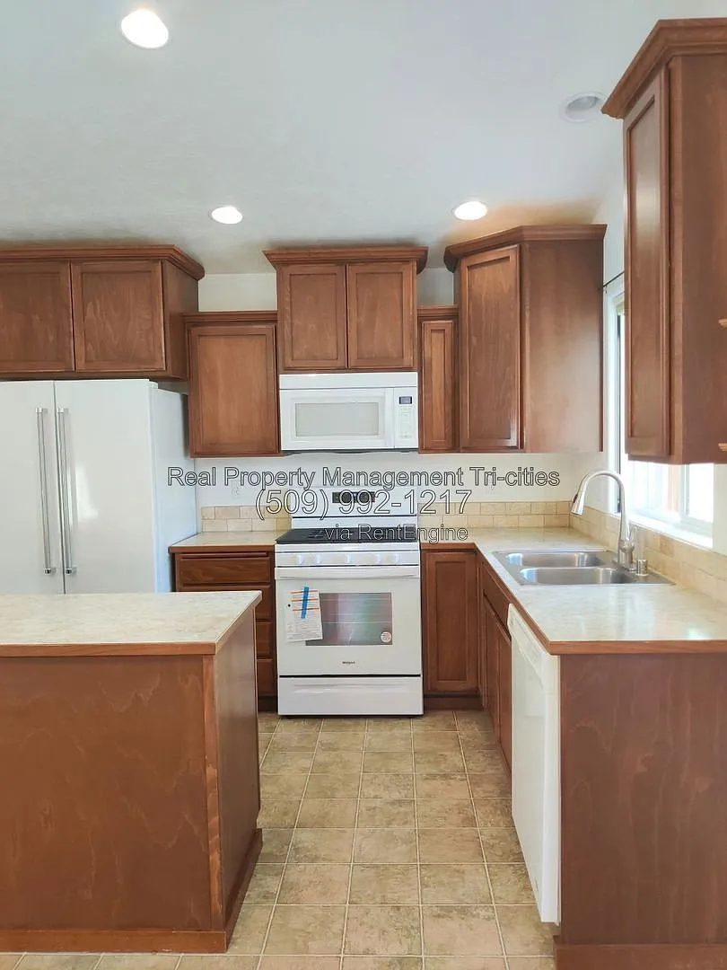 3 bed, 2.0 bath, 1632 sqft, $2,395 — Photo 3