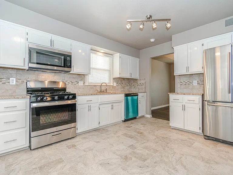 100 NE 101st Pl — Photo 10