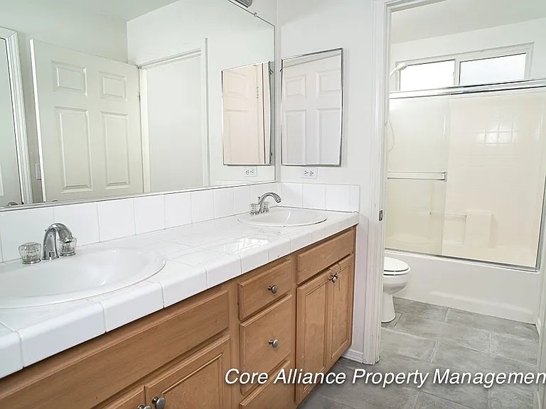 9435 Noble Ave — Photo 12
