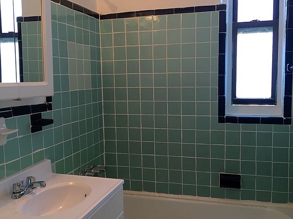 4th image of 4055 Carpenter Ave APT 4D