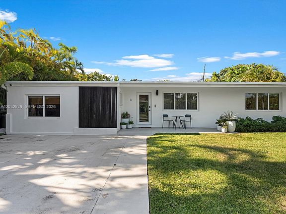 4th image of 1945 Alamanda Dr