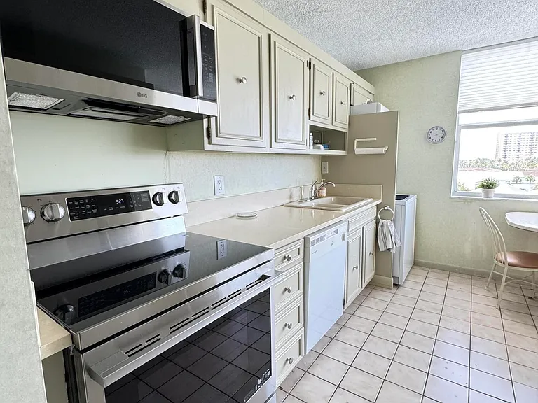 5200 N Ocean Blvd #506 — Photo 13