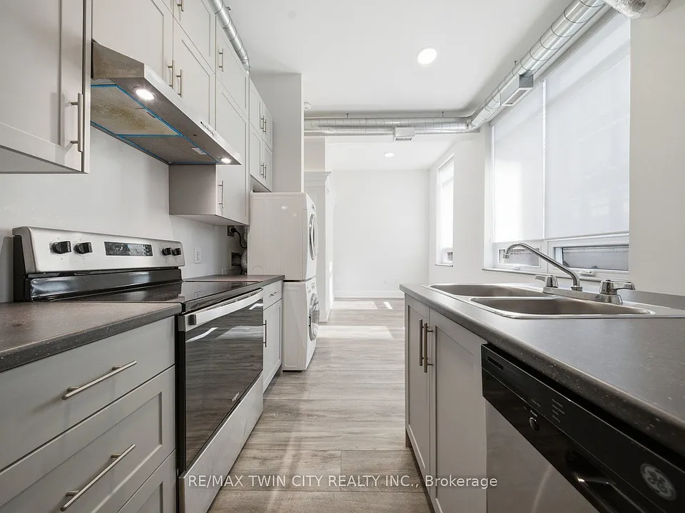 11 Queen St #201