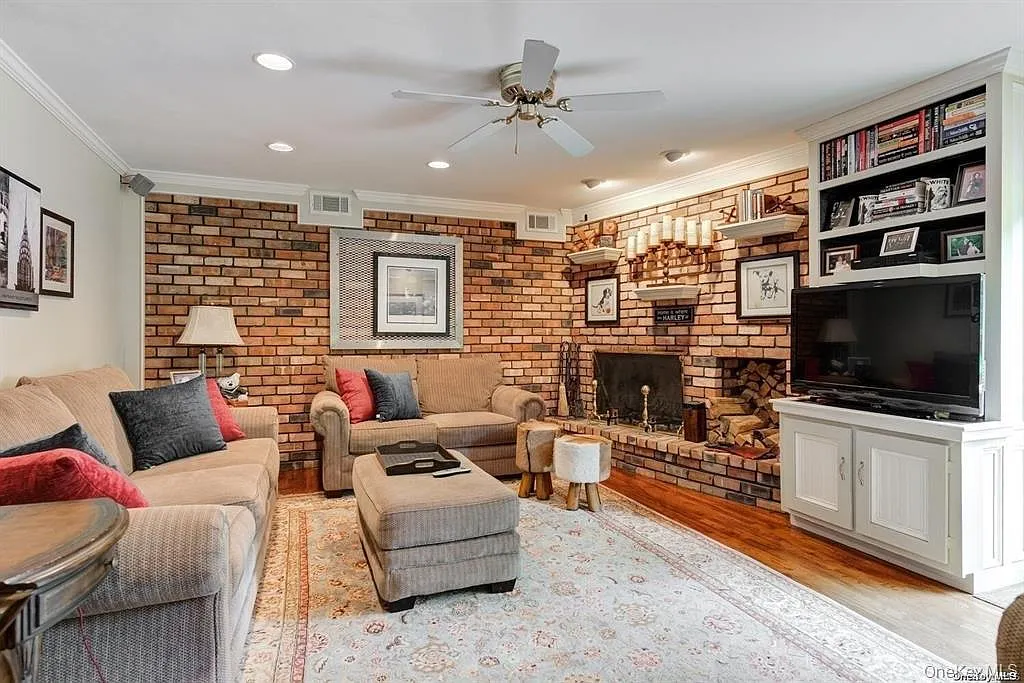 4 bed, 2.5 bath, 2300 sqft, $5,900 — Photo 4