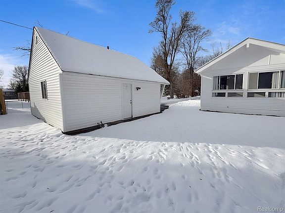 5th image of 10426 Stark Rd