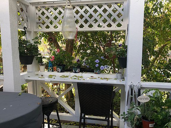 Secluded hot tub & pergola