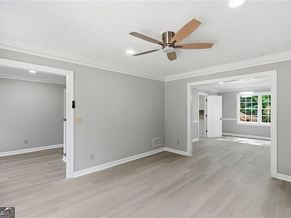 5th image of 24 Planters Dr SW