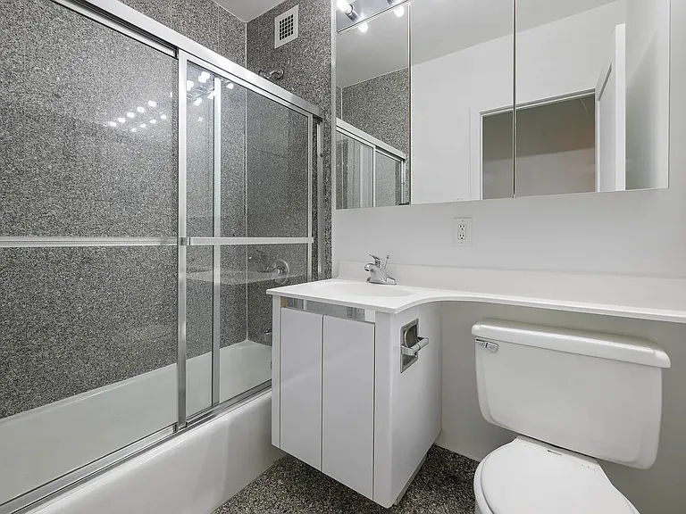 213 E 37th St #5G — Photo 4