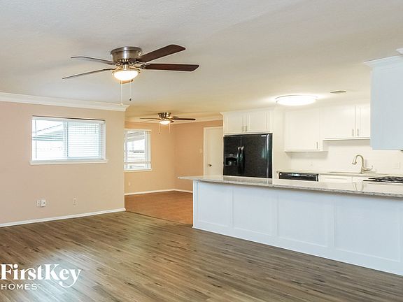 3rd image of 909 Gregory Ave