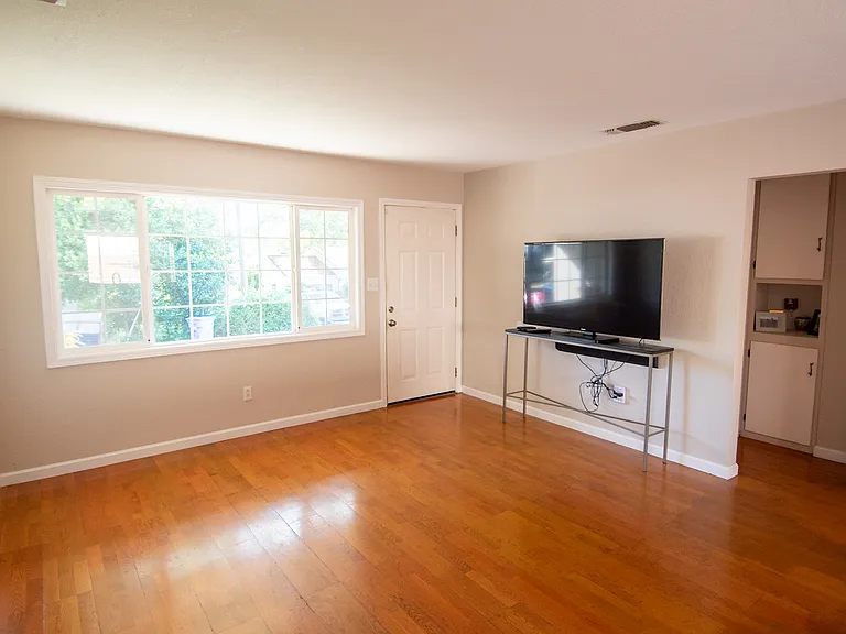 813 Comstock Dr — Photo 11