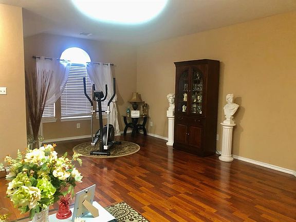 3rd image of 700 Riverhead Dr