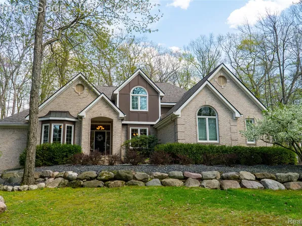 157 Winding Woods Trl, Brighton, MI 48114