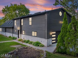 10890 Hillway Dr, White Lake, MI 48386