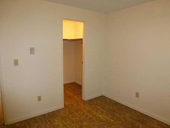 Bedroom w/Walk-in Closet