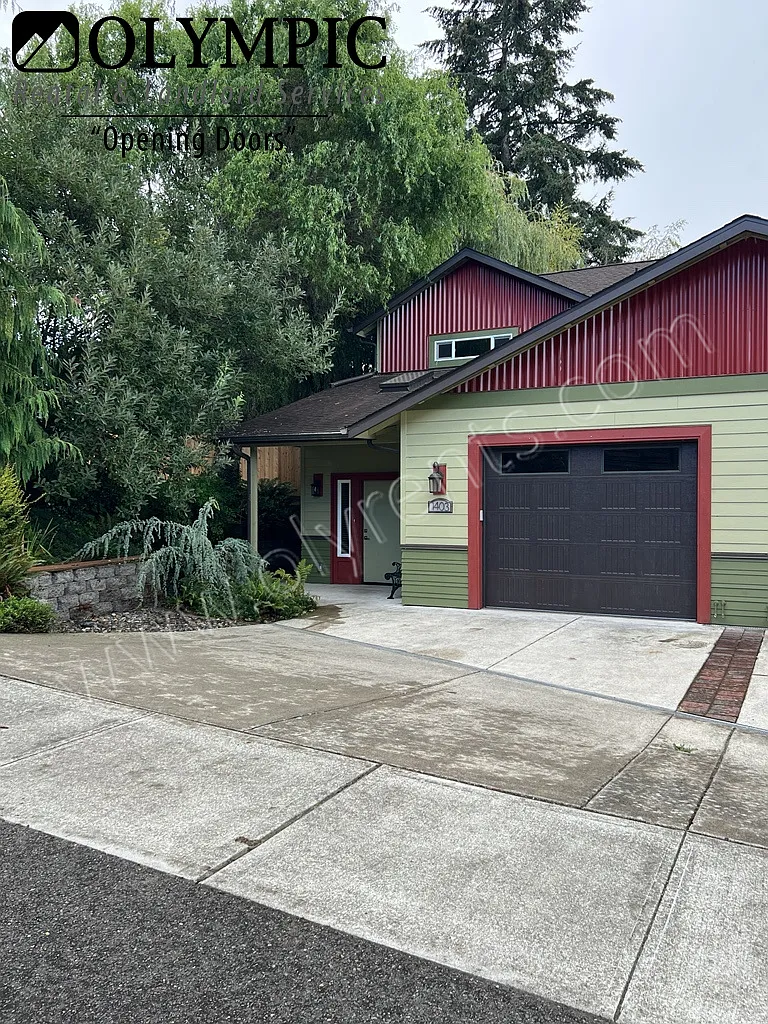 Unique and spacious 3 bedroom, 1.5 bath townhome w/ main floor Primary — Photo 3