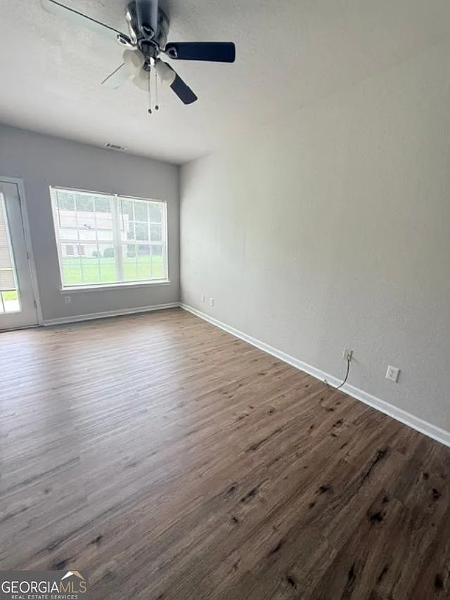 4 bed, 3.0 bath, 1528 sqft, $1,900 — Photo 3