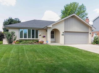8220 Cromwell Ave, Woodridge, IL 60517