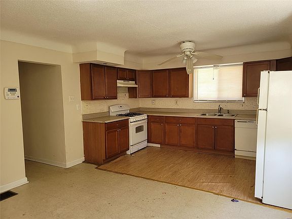 3rd image of 7036 Winona Ave