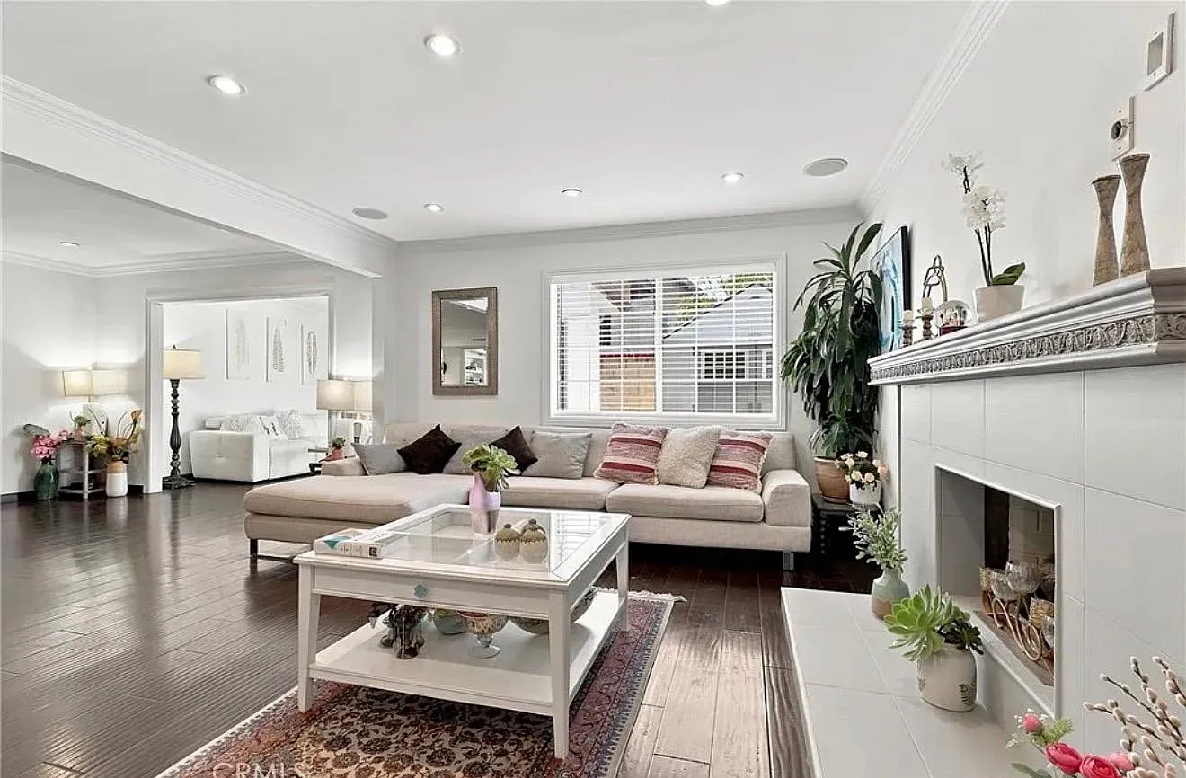 3 bed, 2.5 bath, 1600 sqft, $4,300 — Photo 3