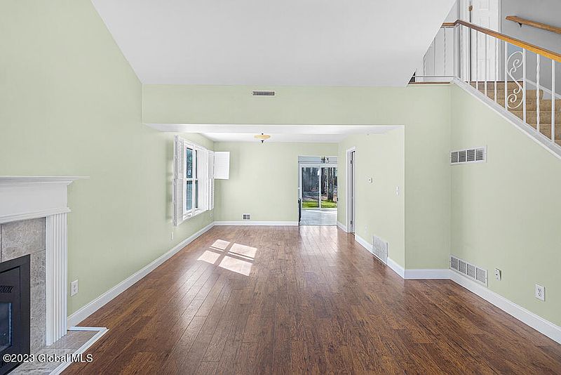3rd image of 282 Meadowlark Drive