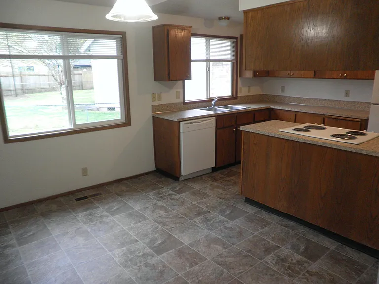 980 SW 178th Pl — Photo 7