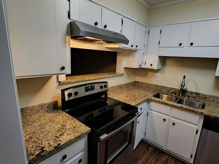 482 Huntington Rd — Photo 2