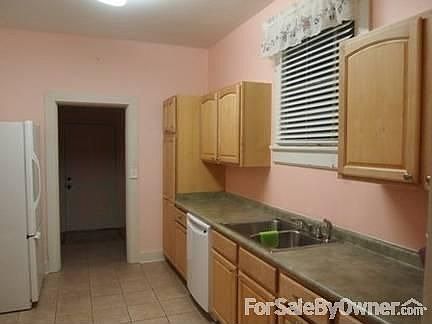 3rd image of 442 Manhattan Blvd