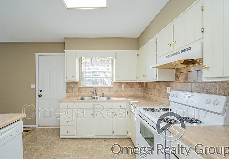 504 Roselle Ln — Photo 12
