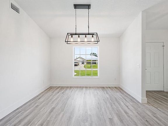 4th image of 2098 SW Larchmont Ln