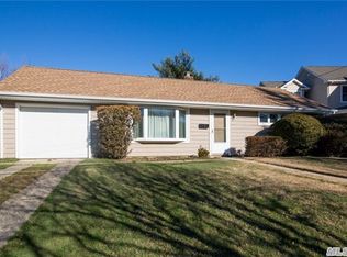 28 Greenway Cir, Syosset, NY 11791