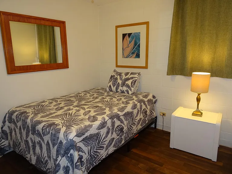 Waikiki Whale Watcher Apartments — Photo 68